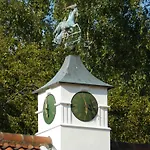 Отель Stableside At Racecourse