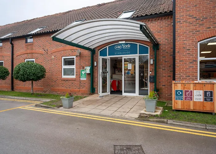 Stableside At Racecourse 3*