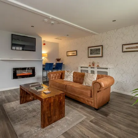 Stableside At Racecourse 3*